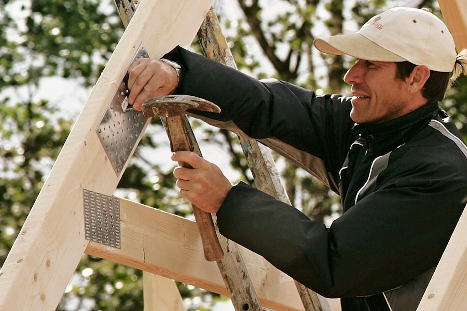 Hulplader og hulbånd er både lettere og hurtigere at bruge end traditionelle tømmersamlinger. Og bruges de rigtigt, bliver samlingen supersolid. Hulplader og hulbånd er både lettere og hurtigere at bruge end traditionelle tømmersamlinger. Og bruges de rigtigt, bliver samlingen supersolid.